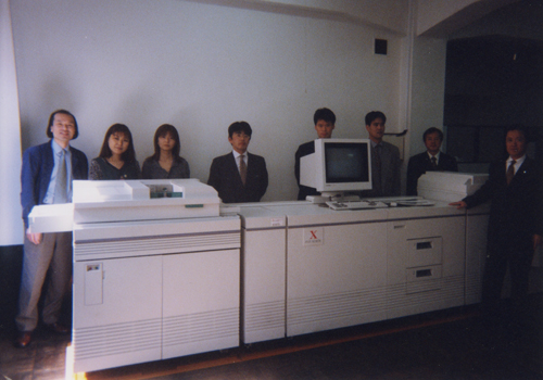 1999年4月1日 オンデマンド印刷機「Docutech」導入 写真右端 白橋 明夫